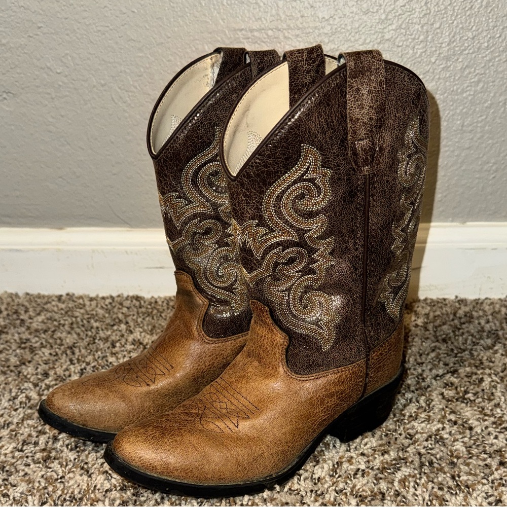 Old West kids 2.5 J style cowboy/western boots.